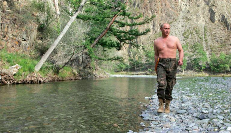 Sisi lain Vladimir Putin: pernah berpredikat Pria Terseksi di Rusia. Perut tetap six packs dan postur gagah tegap saat usia 68.