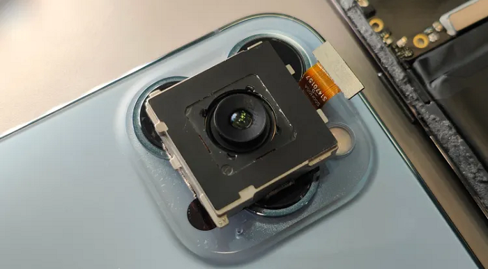 Satu unit kamera utama smartphone Oppo Find X5 Pro hampir dapat menutupi seluruh modul kamera Apple iPhone 13 Pro Max.