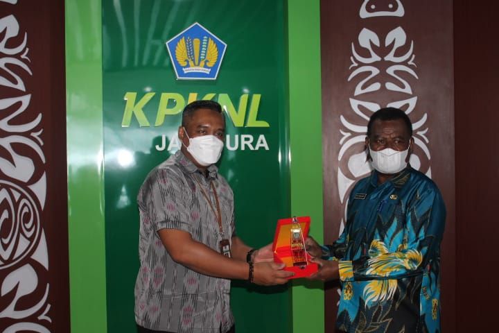 KPKNL Jayapura Awards 2022 diserahkan langsung Kepala KPKNL Jayapura, Widiyantoro kepada Kepala DKLH Papua, Jan Jap L. Ormuseray di Jayapura, Jumat, 25 Februari 2022.