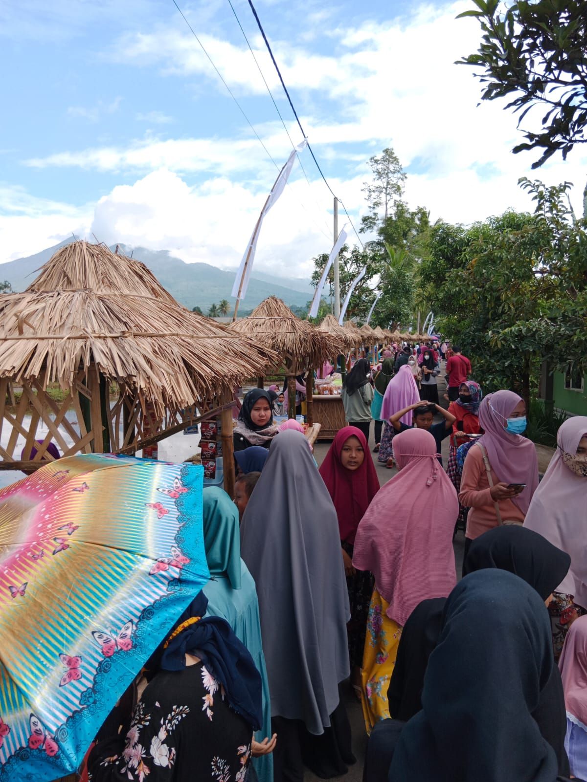 Sejumlah pengunjung yang berjubel memenuhi stan di Pasar Buhun Selawangi Kecamatan Sariwangi Singaparna Tasikmalaya