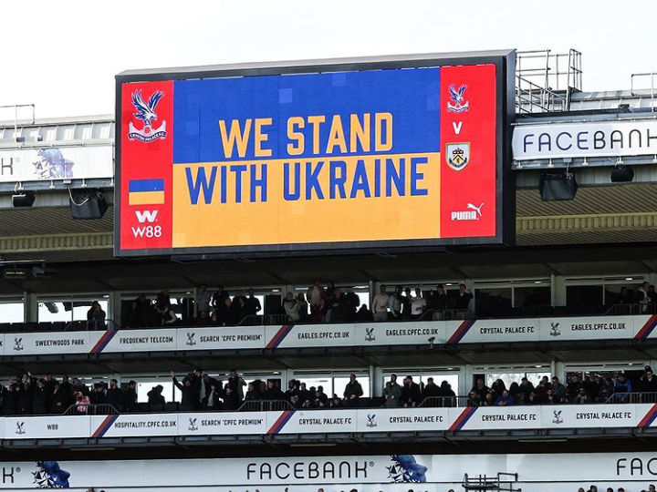 Dukungan untuk Ukraina terpampang di papan skor di markas Cristal Palace saat laga Cristal Palace vs Burnley, Sabtu malam 26 Februari 2022.