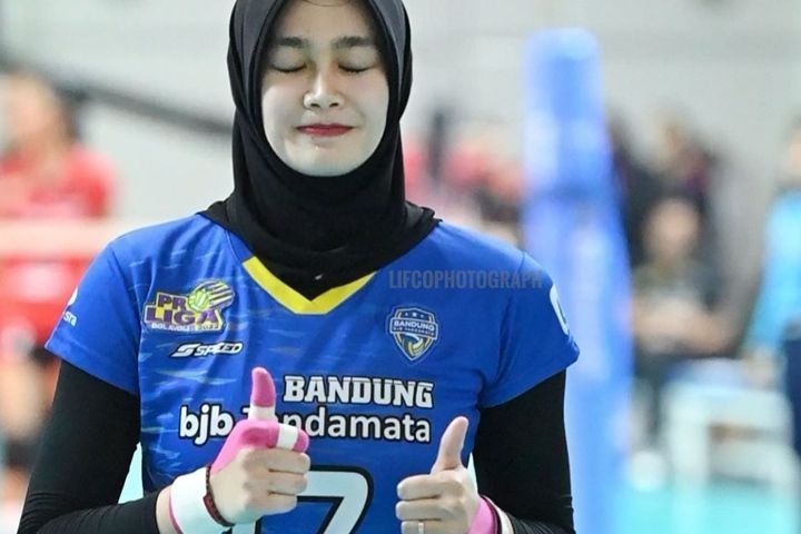 Potret Wilda Siti Nurfadhilah Sugandi Berikan Tanda Dua Jempol