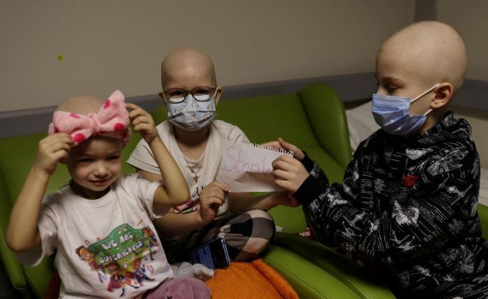 Sejumlah pasien anak di Rumah Sakit Anak di Kyiv, Ukraina, saat ini terpaksa dirawat di ruang bawah tanah dan kelaparan