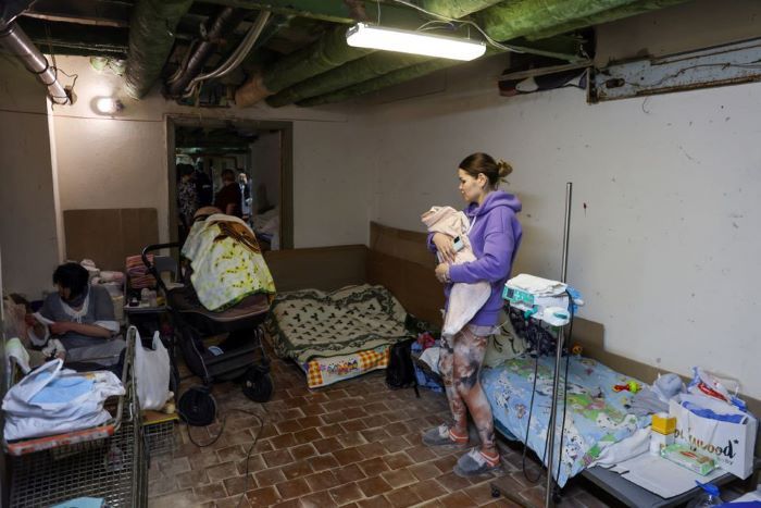 Orang tua pasien yang terpaksa menjaga kondisi anak mereka di ruang perawatan bawah tanah di Rumah Sakit Anak di Kota Kyiv Ukraina