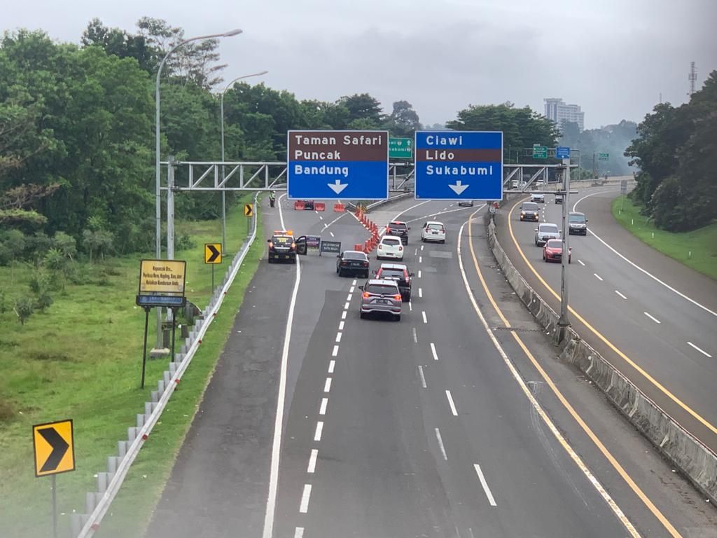Kendaraan dari arah Jakarta menuju Puncak dialihkan ke Sukabumi sebelum simpang Ciawi-Gadog, Kabupaten Bogor, Jawa Barat, Senin 28 Februari 2022.
