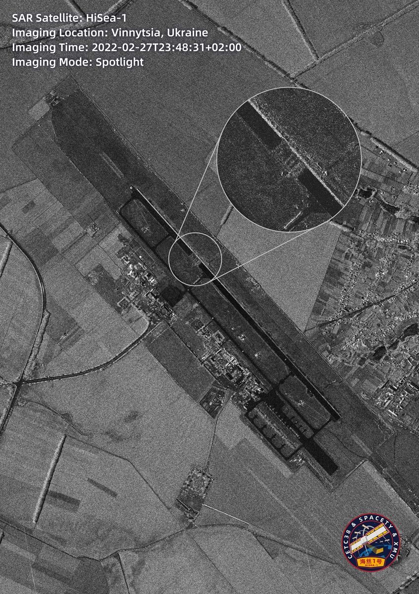 Penampakan citra satelit pangkalan udara Ukraina.