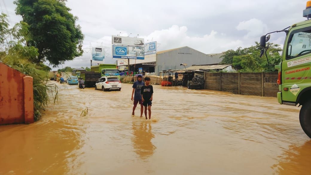 Kondisi jalan raya Serang Cilegon Banten terendam banjir, Selasa 1 Maret 2022.