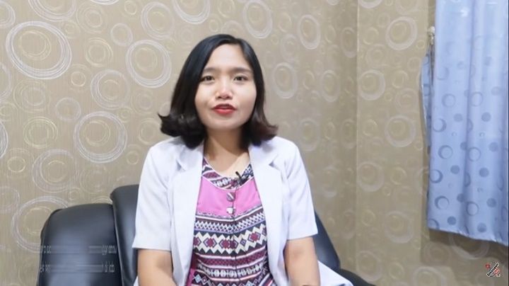 dr. Ema Surya Pertiwi sedang menjelaskan tentang tanda gula darah tinggi yang bisa diamati. 