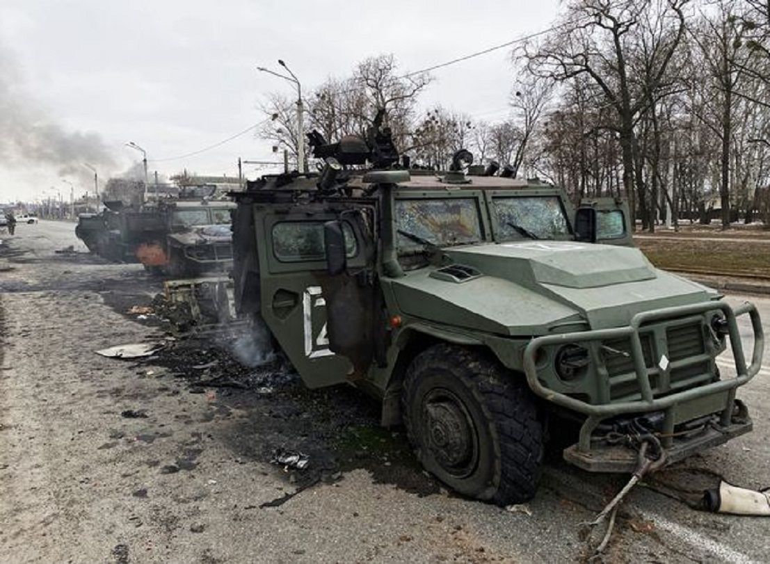 Sebuah kendaraan mobilitas infanteri segala medan Angkatan Darat Rusia yang hancur di sebuah jalan di Kharkiv, Ukraina, Senin./