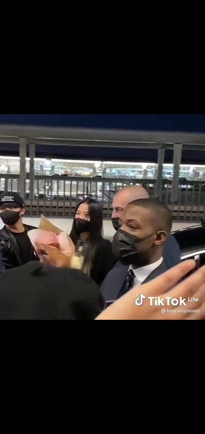 Video dari Blink memperlihatkan Jisoo BLACKPINK yang sedang menyapa penggemar