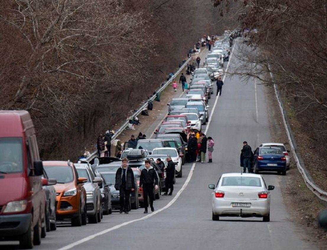 Ribuan orang mengantre di perbatasan, mencoba meninggalkan Ukraina./ 