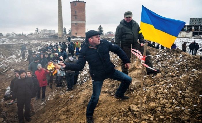 Orang-orang Ukraina berlatih untuk melemparkan bom molotov ke orang-orang Rusia.*  