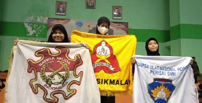 Gayatri Siti Ariyanti Kartika Darmawan (tengah) meraih juara 1 Kategori Tanding Kelas F Putri SMP Kejuaraan IPSI Cup VI 2022 Kota Tasikmalaya di GOR Sukapura, Dadaha, Kota Tasikmalaya, 27 Februari 2022.*