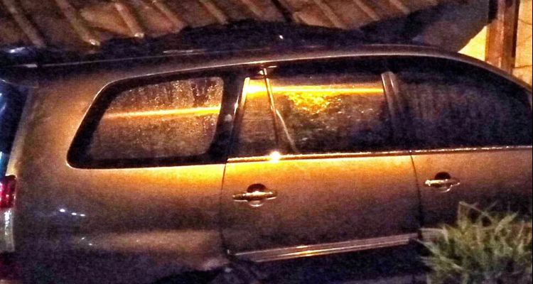 Kecelakaan di Rancabali, mobil tabrak pohon dan kios di depan pintu gerbang kawasan wisata Kawah Putih, Selasa malam pukul 21.00 WIB