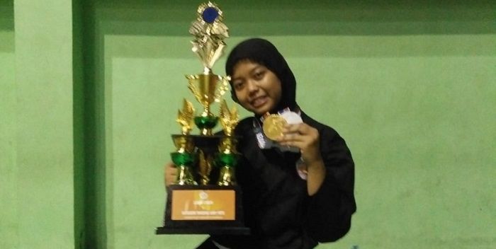 Gayatri Siti Ariyanti Kartika Darmawan bersama piala Juara 1 Kategori Tanding Kelas F Putri SMP Kejuaraan IPSI Cup VI 2022 Kota Tasikmalaya di GOR Sukapura, Dadaha, Kota Tasikmalaya, 27 Februari 2022.*
