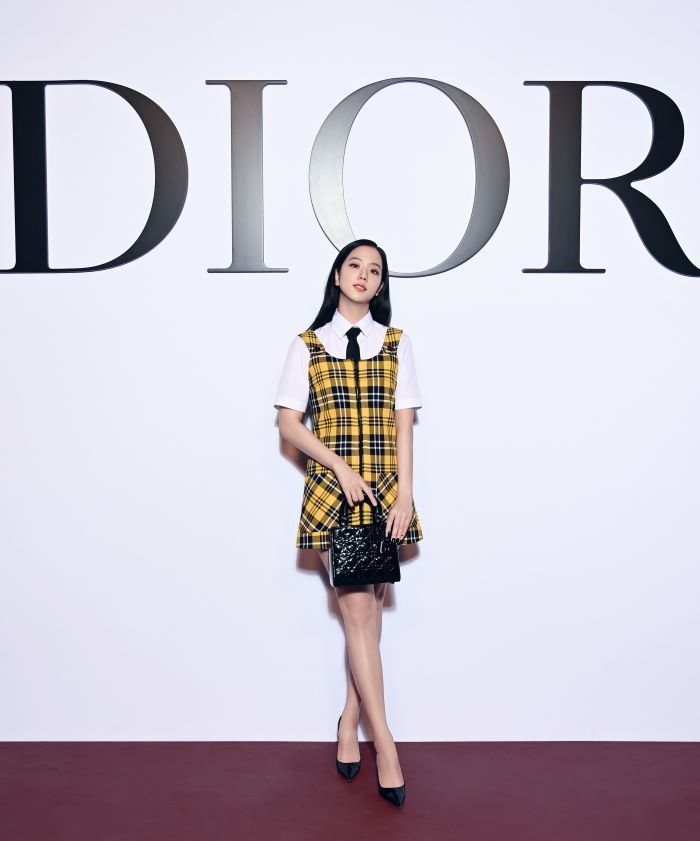 Jisoo BLACKPINK tampil memukau ala anak sekolahan berbusana Dior di Paris Fashion Week. Ia merupakan global ambassador rumah mode itu.
