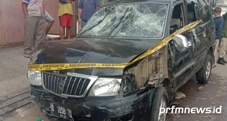 Kondisi mobil kijang rusak parah usai ugal-ugal dan menabrak beberapa orang dan kendaraan dari Katapang sampai Margaasih, Kabupaten Bandung hari ini Jumat, 4 Maret 2022.