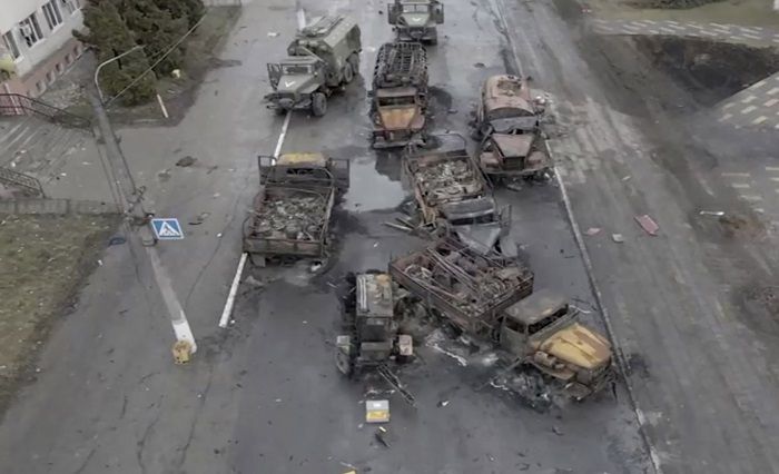 Warga Kota Borodyanka, Ukraina melemparkan bom molotov ke kendaraan Rusia.*  