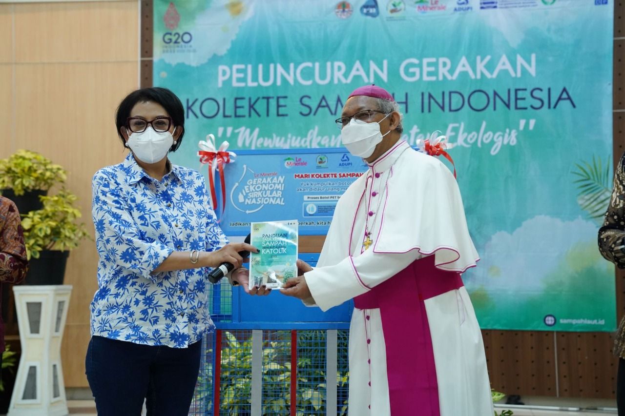 Dirjen Pengelolaan Sampah KLHK Rosa Vivien Ratnawati bersama Mgr. Paskalis Bruno Syukur, serahkan buku panduan tata kelola sampah. Wijaya Kusnaryanto/ARAHKATA