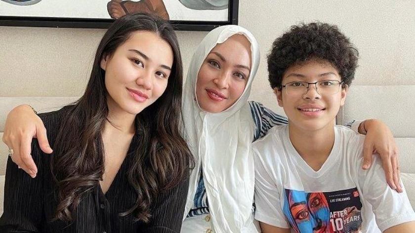 Angelina Sondakh (tengah) bersama kedua anaknya, Aaliyah Massaid dan Keanu Massaid.