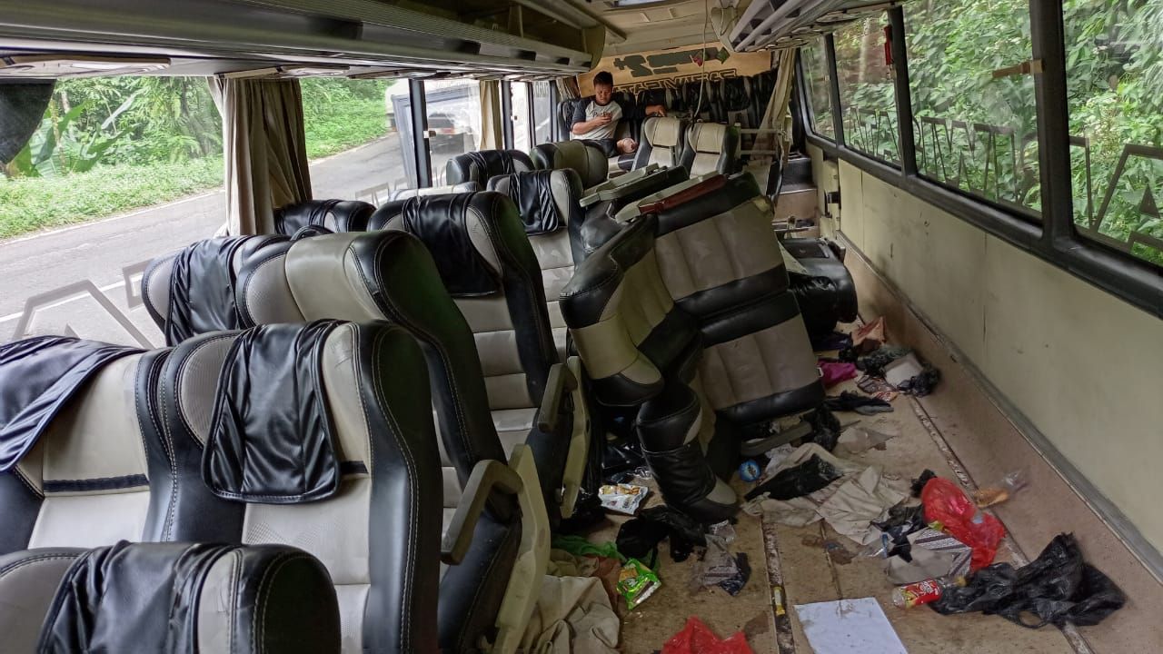 Kondisi di dalam bus usai kecelakaan lalu lintas yang menelan satu korban jiwa di Dusun Bayeman Desa Tlahab Lor Kecamatan Karangreja Kabupaten Purbalingga Kamis 3 Maret 2022.