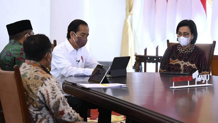 Presiden Joko Widodo melaporkan Surat Pemberitahuan (SPT) Tahunan Pajak Penghasilan (PPh) melalui aplikasi daring e-filing di Istana Kepresidenan Bogor, Jawa Barat, pada Jumat, 4 Maret 2022. Foto: BPMI Setpres.