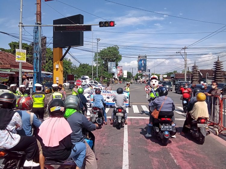 Satlantas Polres Karanganyar mengedukasi para pengguna jalan