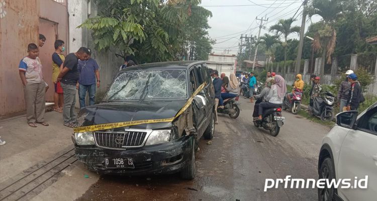 Mobil Toyota Kijang yang tabrak lari dan nyaris lindas pemotor, rusak parah diamuk massa di Margaasih, Kabupaten Bandung, Jumat 4 Maret 2022