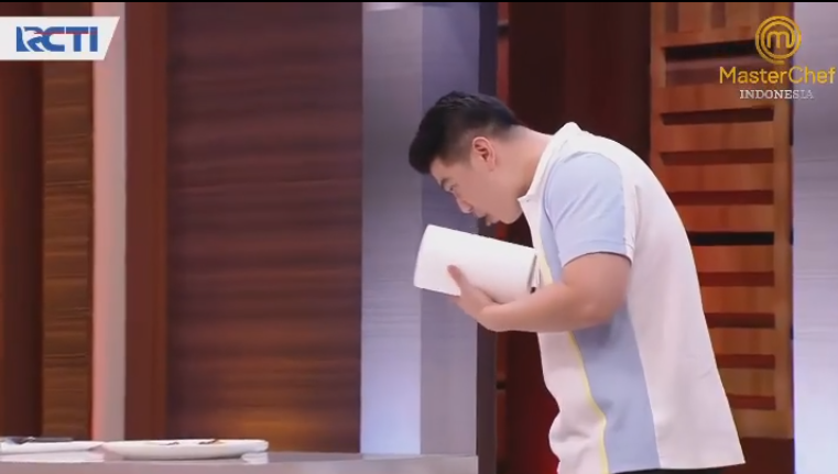 Moment saat Chef Arnold memuntahkan makanan di Galeri MasterChef Indonesia Season 9