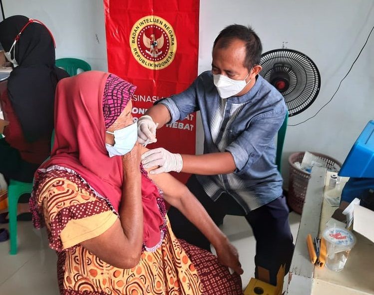 Seorang warga menerima vaksin Covid-19 yang digelar BINDA Jawa Barat. Lawan pandemi, BINDA Jawa Barat jemput bola lakukan vaksinasi./dok.IST
