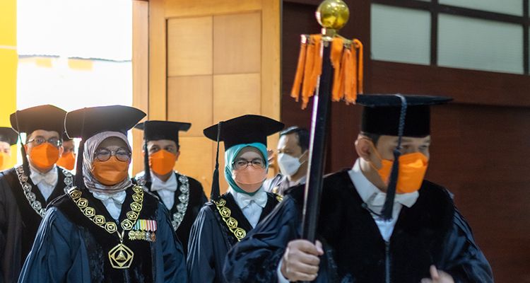 Prosesi Sidang Terbuka Pimpinan serta Senat Wisuda Program Sarjana dan Magister semester ganjil 2021/2022 secara luring di Gedung Serba Guna (GSG) Bale Dayang Sumbi Itenas, Bandung pada Sabtu 5 Maret 2022