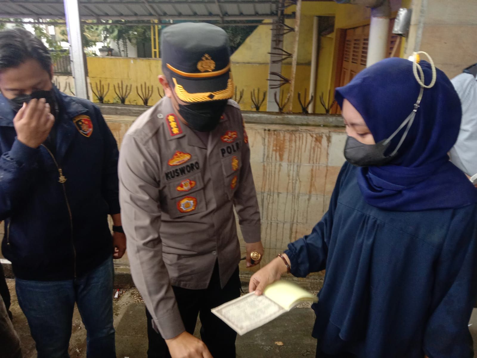 Kapolresta Bandung, Kombes Pol Kusworo Wibowo kembalikan motor curian kepada warga di Dayeuhkolot, Kabupaten Bandung, Sabtu 5 Maret 2022