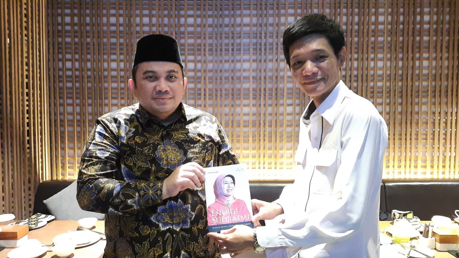 Prof. Bambang membuka sisi religiusitas Ibunda Presiden Jokowi yang tidak banyak dibedah oleh para tokoh dalam buku Energi Sudjiatmi