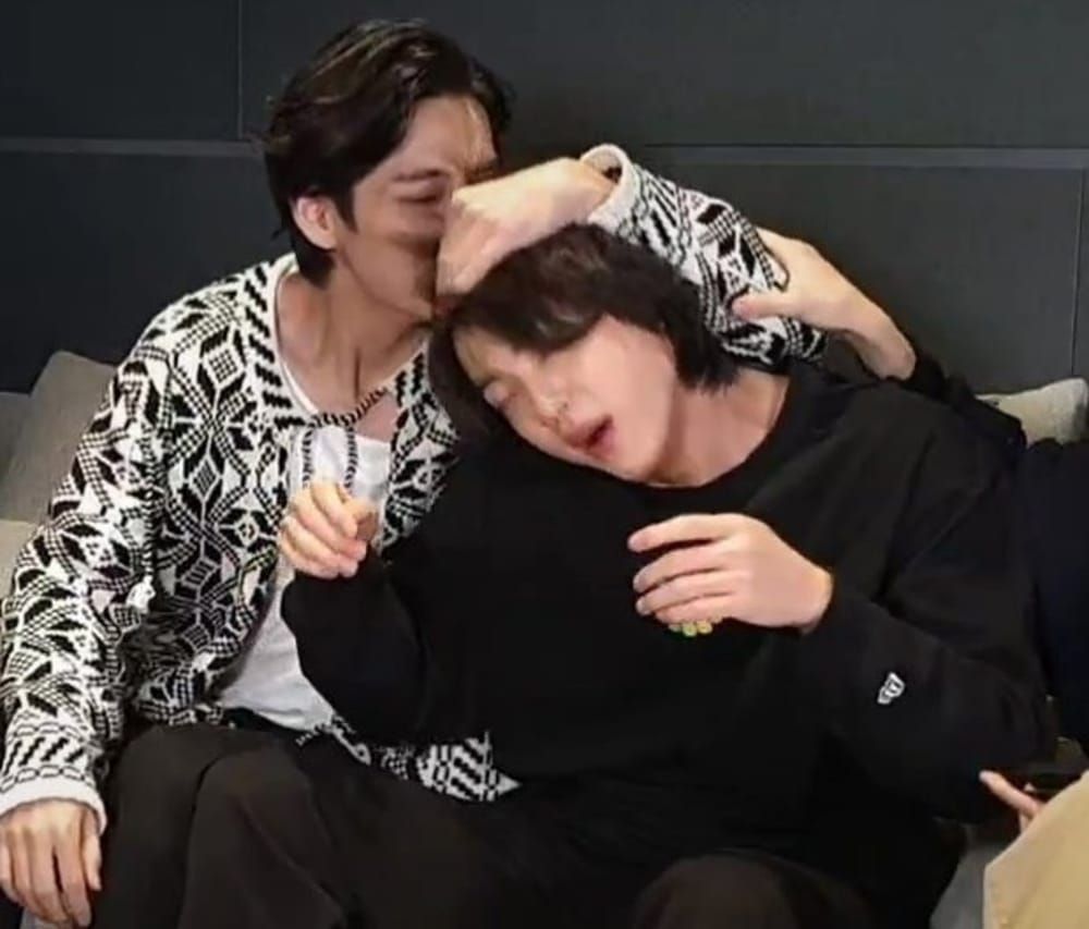 V mencium rambut Jin