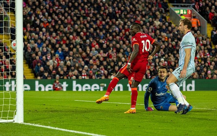 Sadio Mane mencetak gol ke gawang West Ham United.