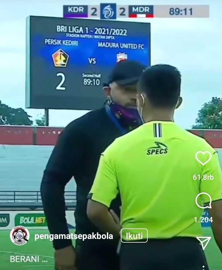 Danilo Fernando membentak wasit Nusur Fadillah di BRI Liga 1 