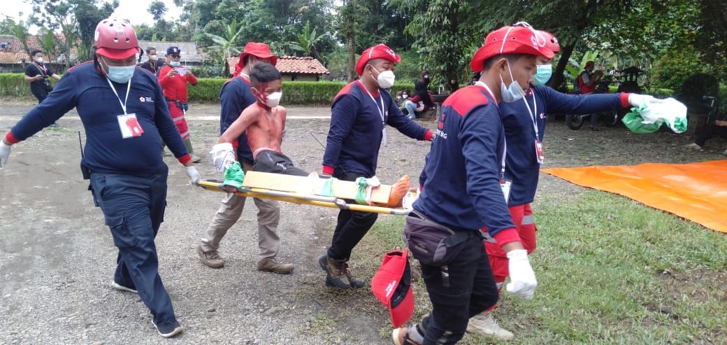 Relawan PMI gabungan mengevakuasi korban eruspi Gunung Slamet saat menggelar simulasi di komplek Agrowisata Karang Panginyongan, Desa Karangtengah, Kecamatan Cilongok, Banyumas, Sabtu 5 Maret 2022. / Oedi