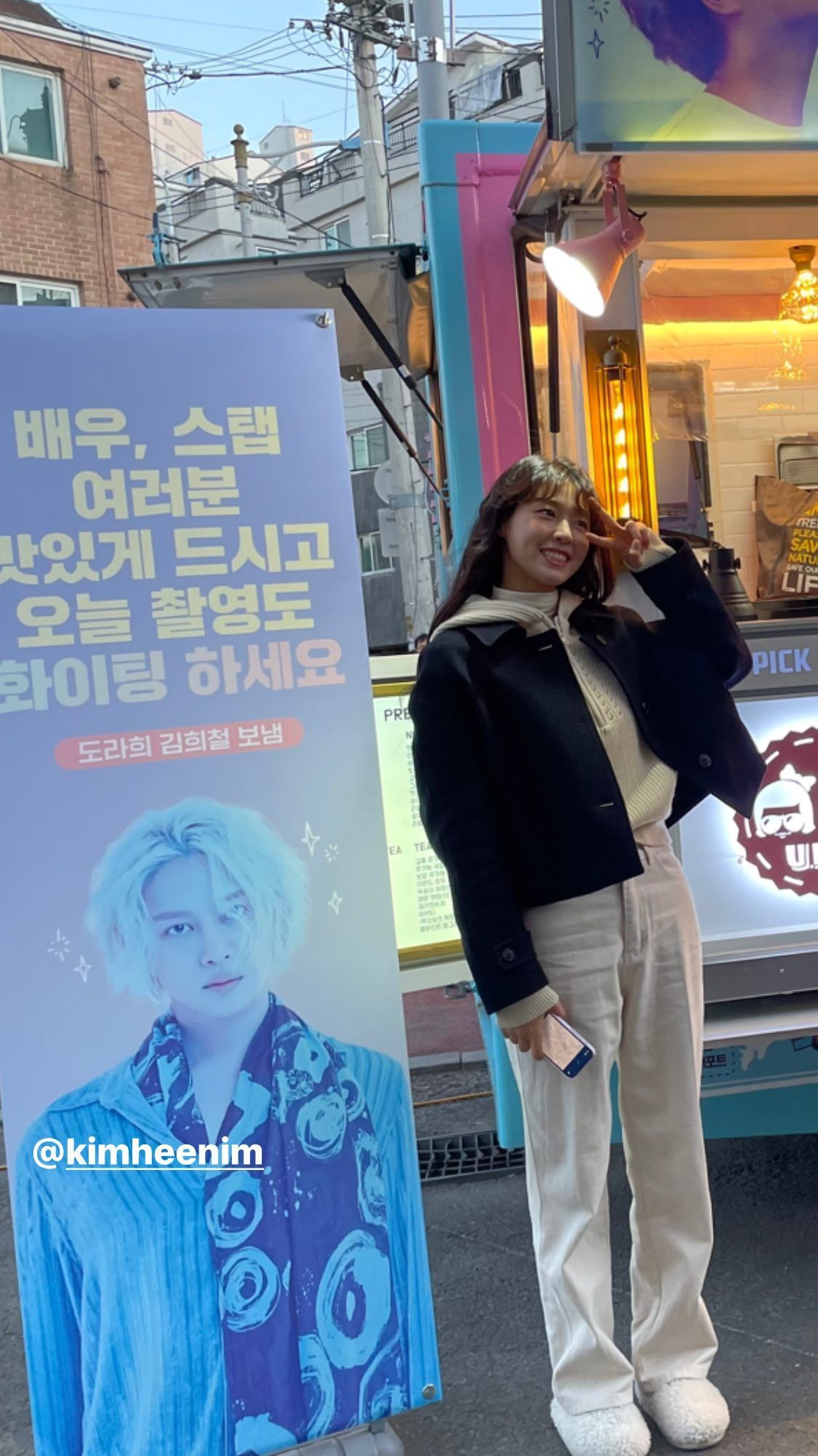 Seolhyun AOA mengungkapkan di Instagram Stories bahwa Kim Heechul telah mengirim truk kopi ke lokasi syuting drama tvN