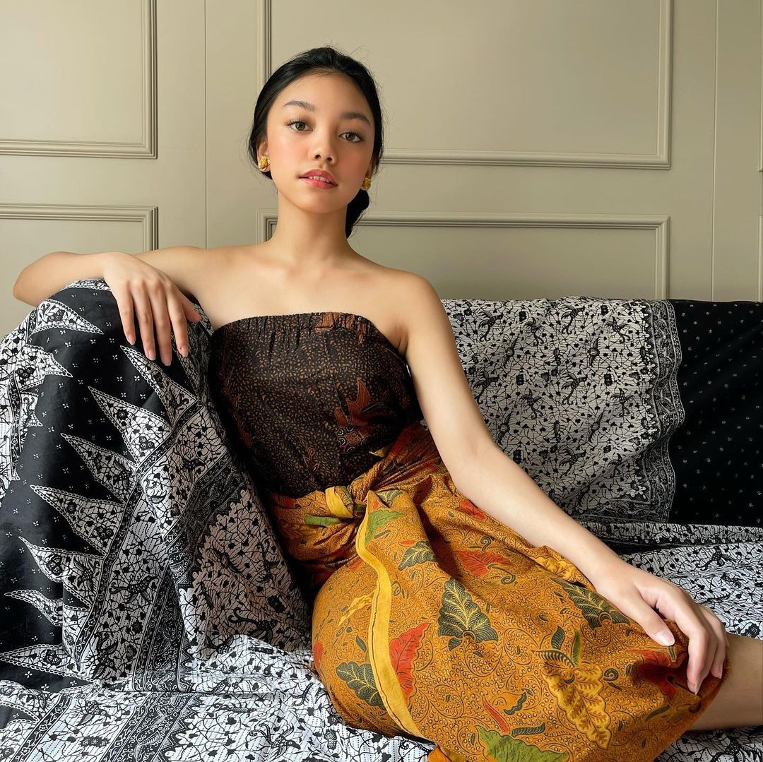 Potret Naura Ayu yang cantik dengan balutan kain batik