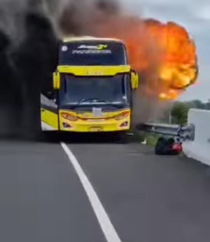 Bus terbakar di tol pandaan