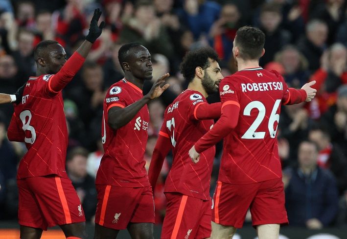 Sadio Mane merayakan gol pertama mereka bersama Mohamed Salah, Naby Keita dan Andrew Robertson. Sepak Bola - Liga Premier - Liverpool v West Ham United - Anfield, Liverpool, Inggris - 5 Maret 2022.