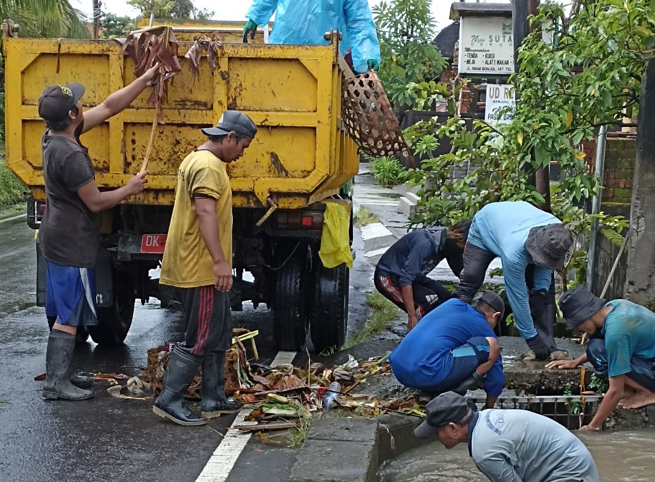 Petugas PUPR Kota Denpasar berjibaku mengangkat sampah yang menyumbat saliuran air