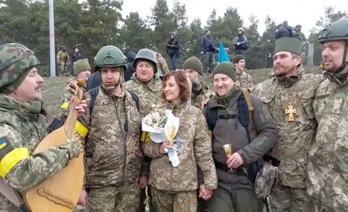 Video viral di Twitter, 2 tentara Ukraina menikah di medan perang.*  