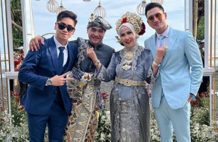 Venna Melinda dan Ferry Irawan saat menikah di Bali 7 Maret 2022 diapit Atthala Naufal dan Verrel Bramasta