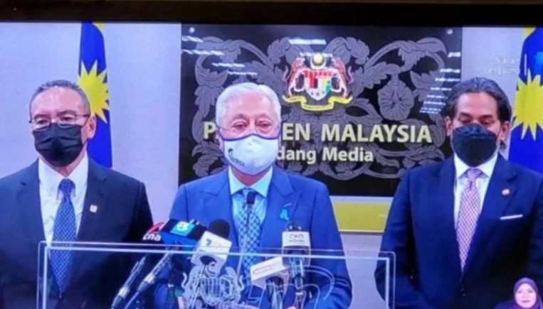 Perdana Menteri Malaysia, Ismail Sabri Yaakob (tengah) dalam jumpa pers hibrid di Kuala Lumpur, Selasa 8 Maret 2022. 