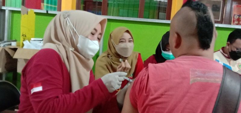 Tim Nakes Puskesmas Pangandaran tengah memberikan suntikan vaksinasi kepada warga, Rabu. 9 Maret 2022.
