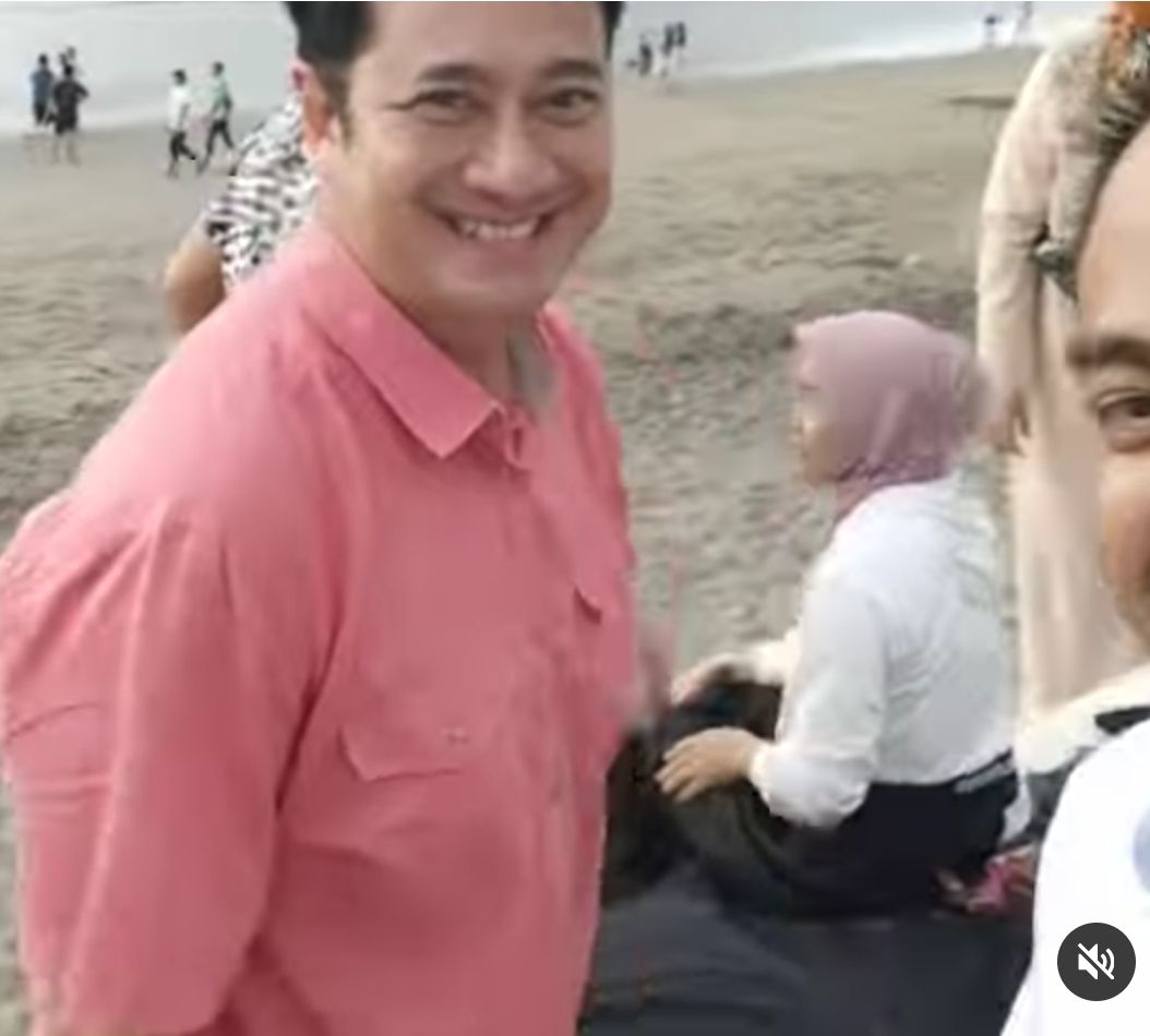 Sempat diduga takkan hadir di momen bahagia pernikahan Venna Melinda dan Ferry Irawan, Ivan Fadilla ternyata tertangkap kamera malah menyusul ke Bali.