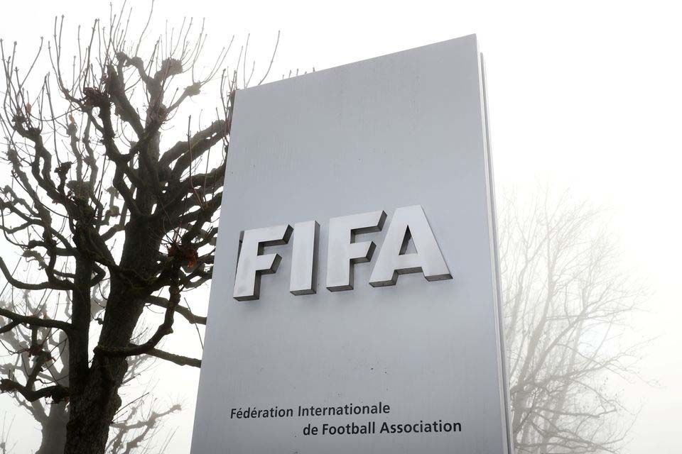 FIFA mengizinkan pemain dan pelatih asing untuk meninggalkan Ukraina dan Rusia.  