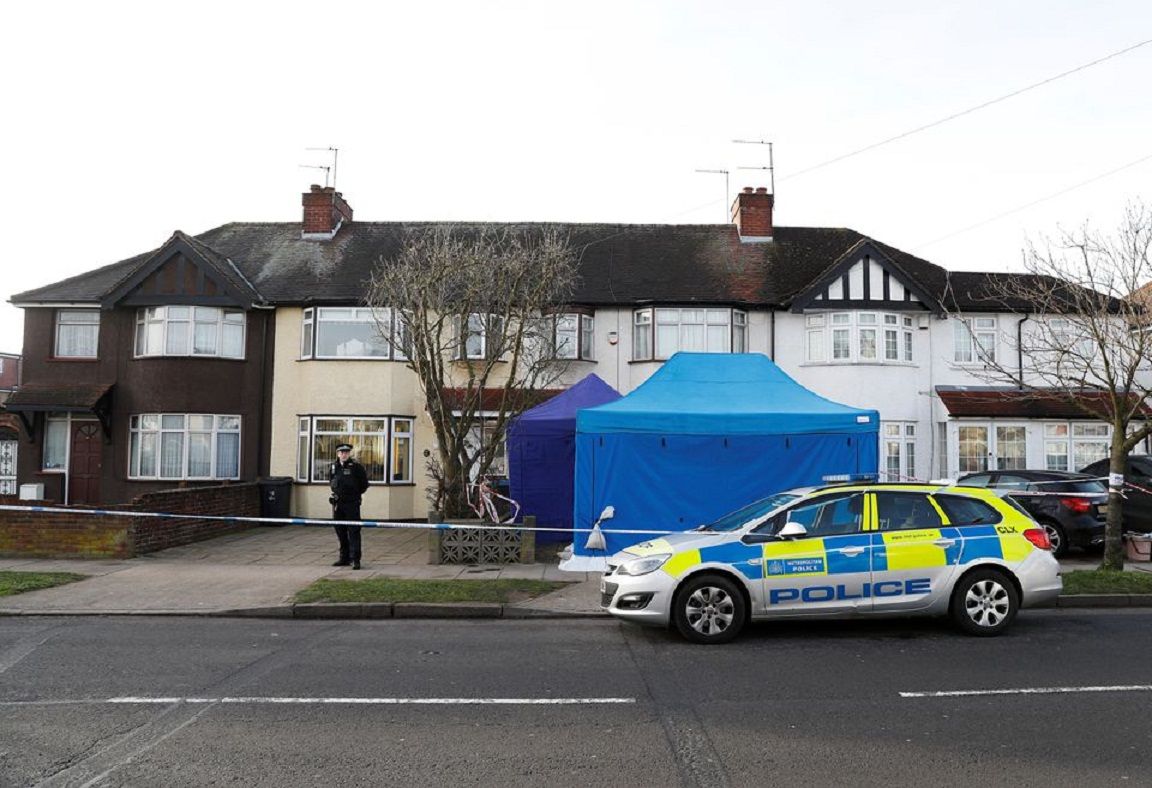 Polisi berjaga di luar rumah Nikolai Glushkov di New Malden, di pinggiran London Inggris, 14 Maret 2018.  
