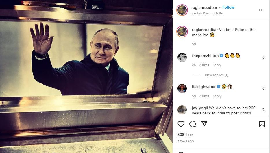 Gambar Presiden Rusia Vladimir Putin ditempel di kakus pria di toilet Raglan Road Irish Bar di Inggris. 
